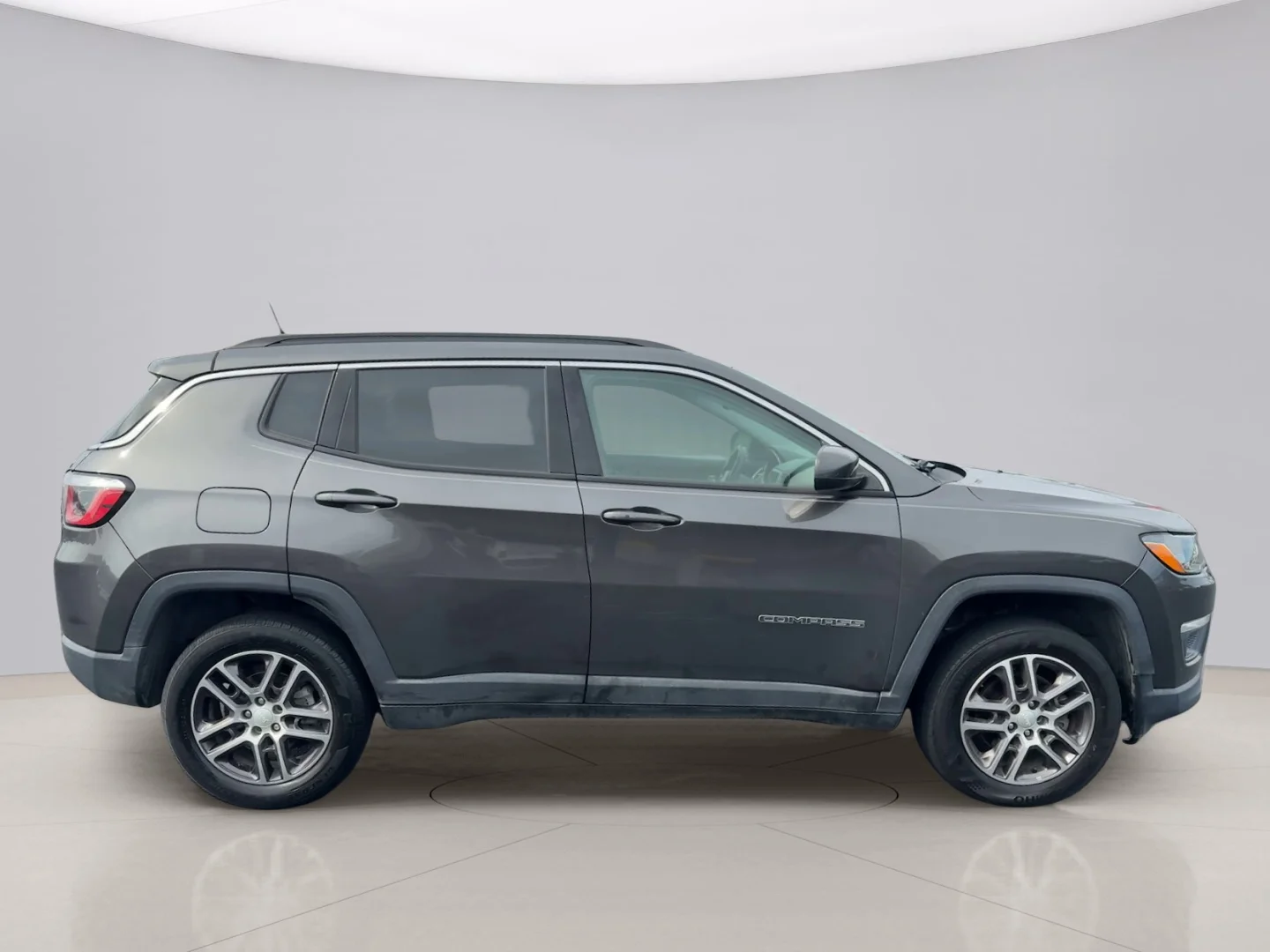 Used 2018 Gray Jeep LATITUDE image 6