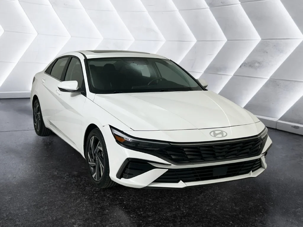 Used 2024 White Hyundai SEL image 1