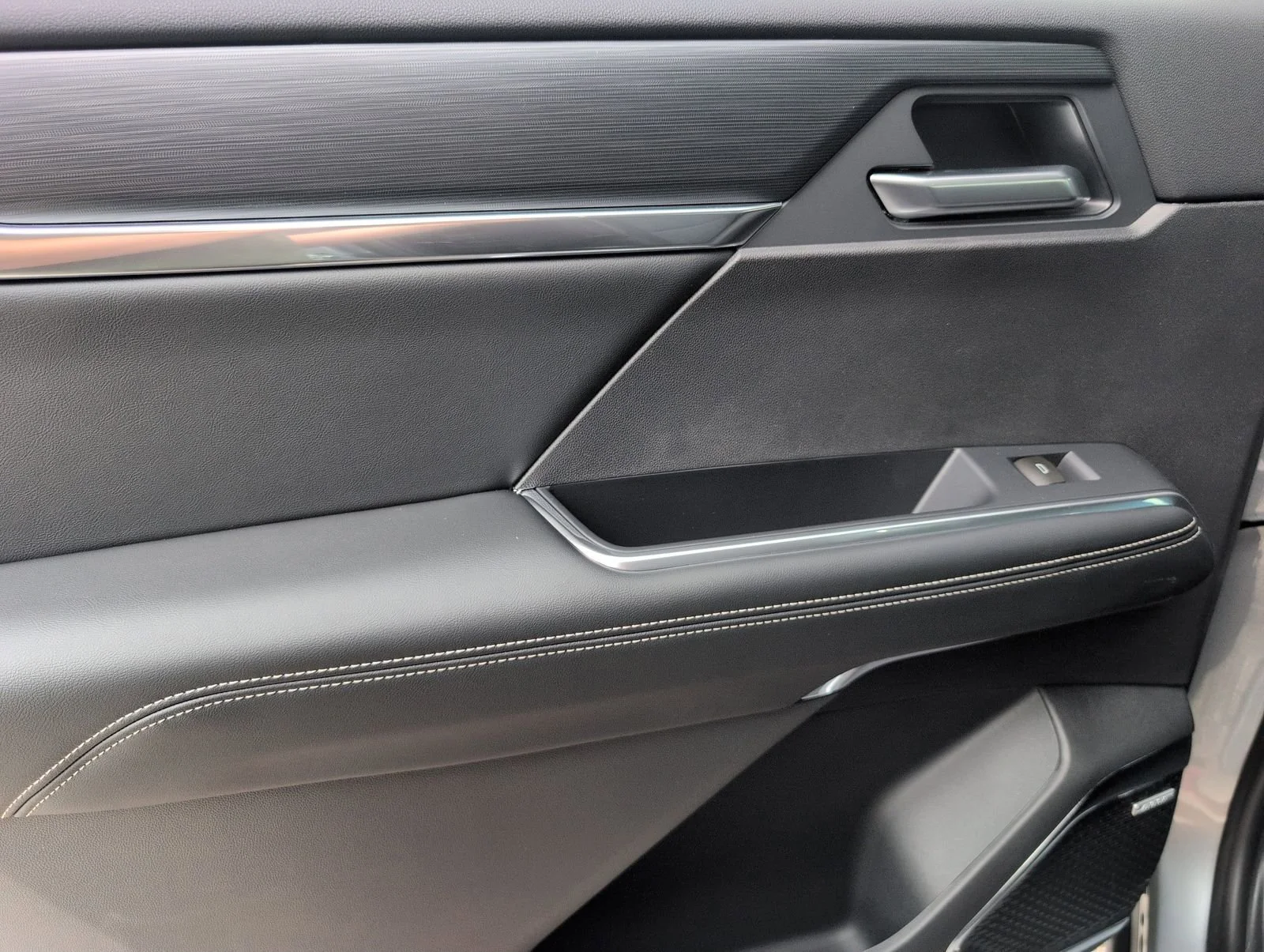 New 2026 Sterling Metallic GMC Elevation image 32