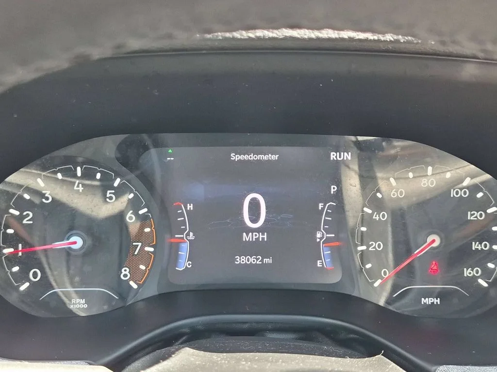 Used 2023 Silver Jeep Latitude image 12