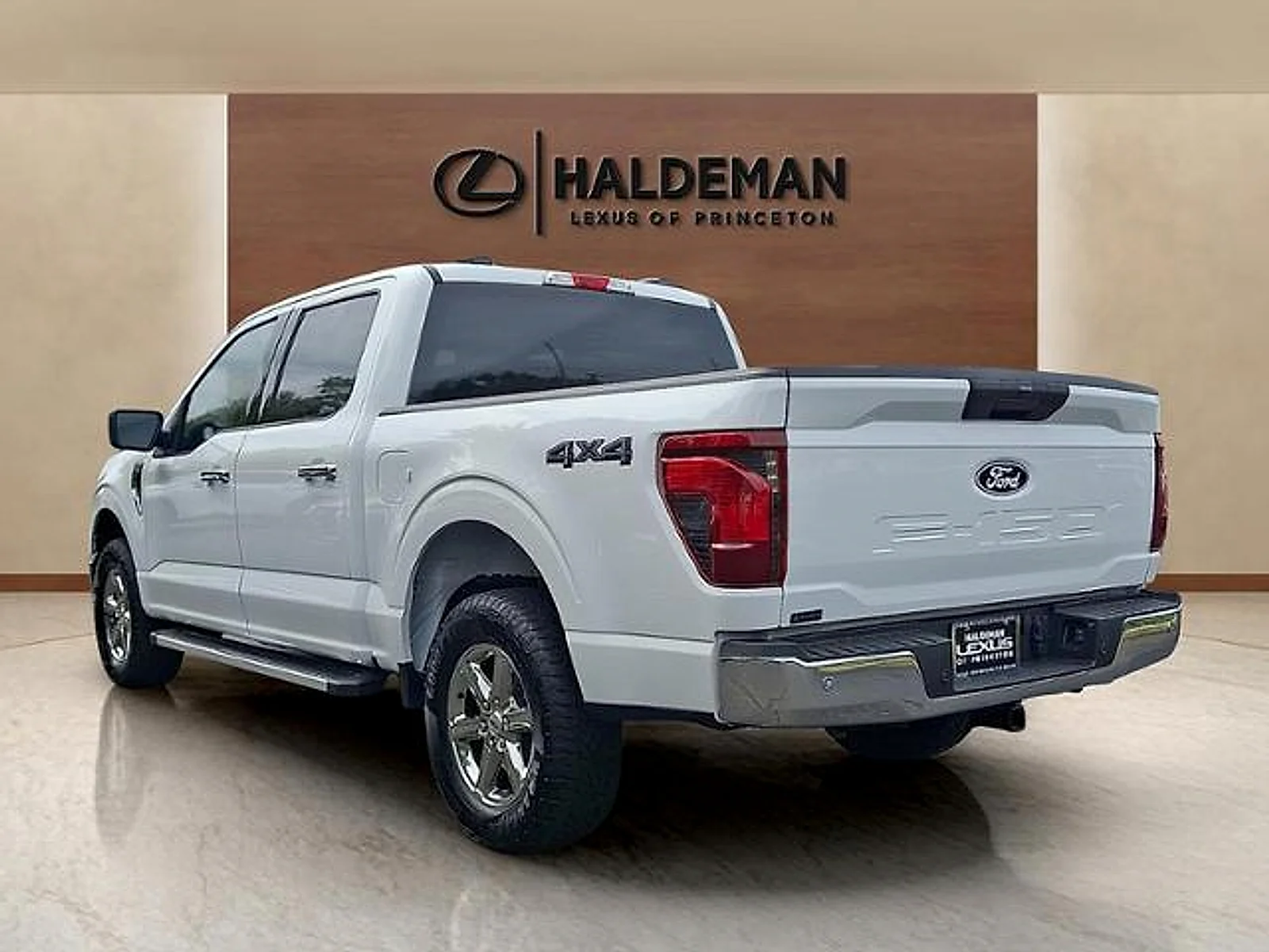 Used 2025 Oxford White Ford XLT image 4