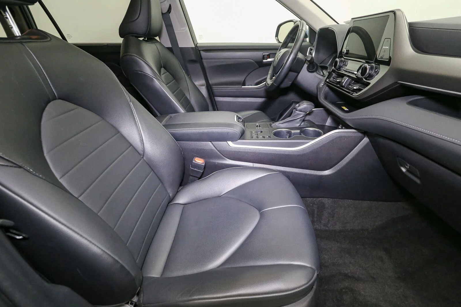 Used 2023 Moon Dust Toyota XLE image 19