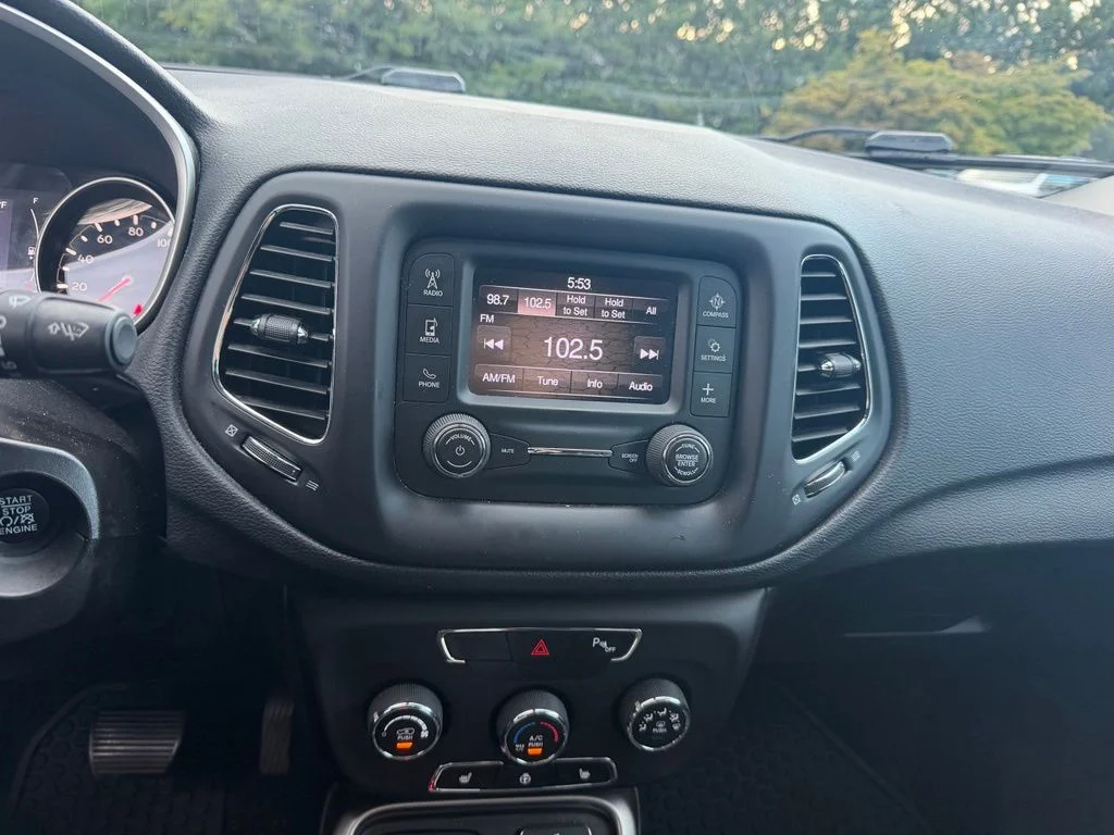 Used 2018 White Jeep Latitude image 16