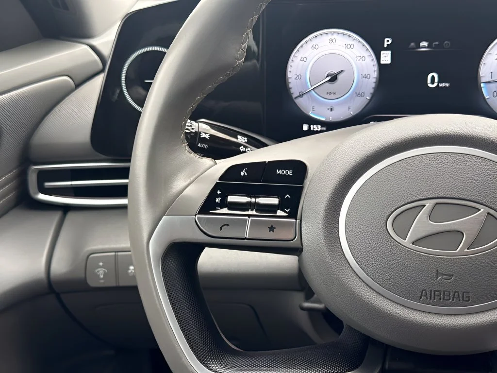 Used 2025 Silver Hyundai SEL Convenience image 14