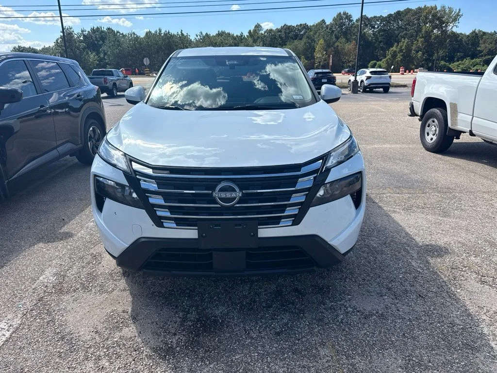 Used 2025 White Pearl Nissan SV image 5