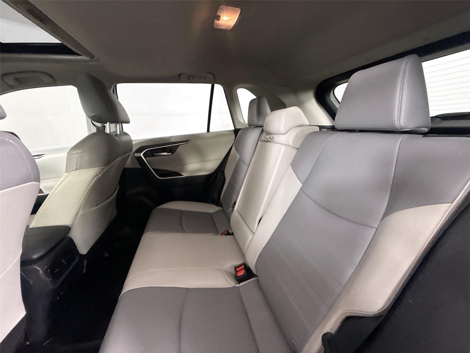 Used 2020 Magnetic Gray Metallic Toyota XLE Premium image 28