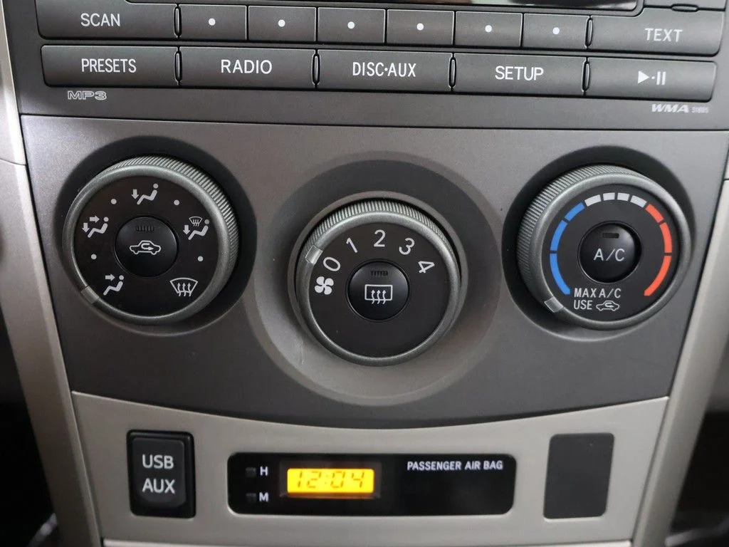 Used 2011 Silver Toyota LE image 36