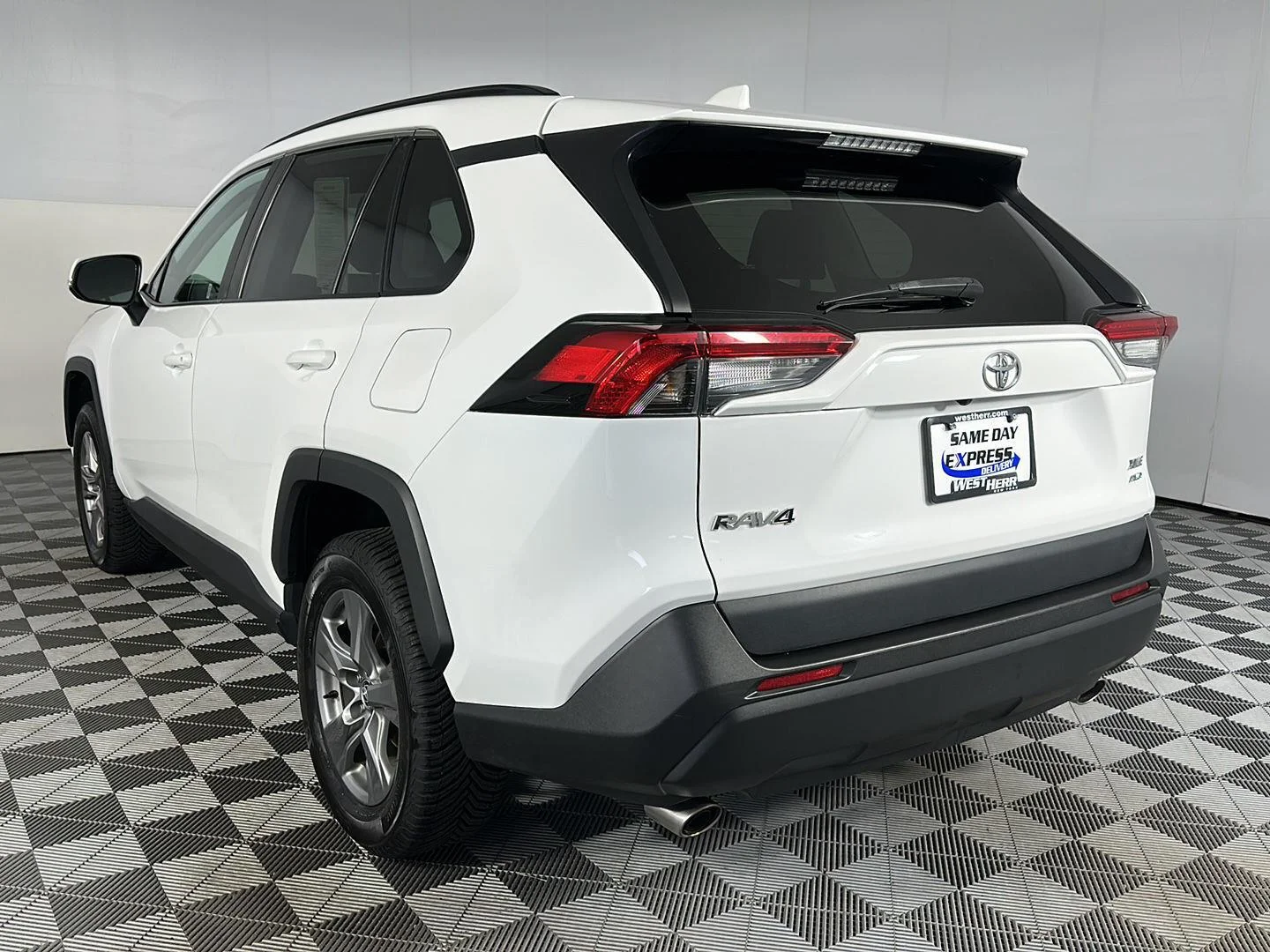 Used 2022 White Toyota XLE image 4