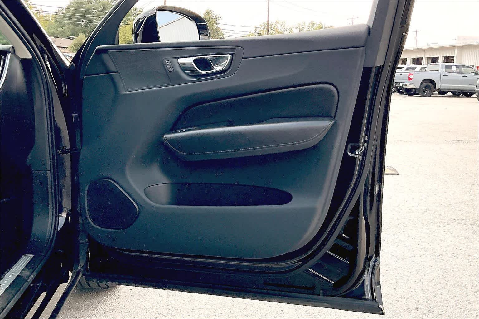 Used 2019 Onyx Black Metallic Volvo Momentum image 22
