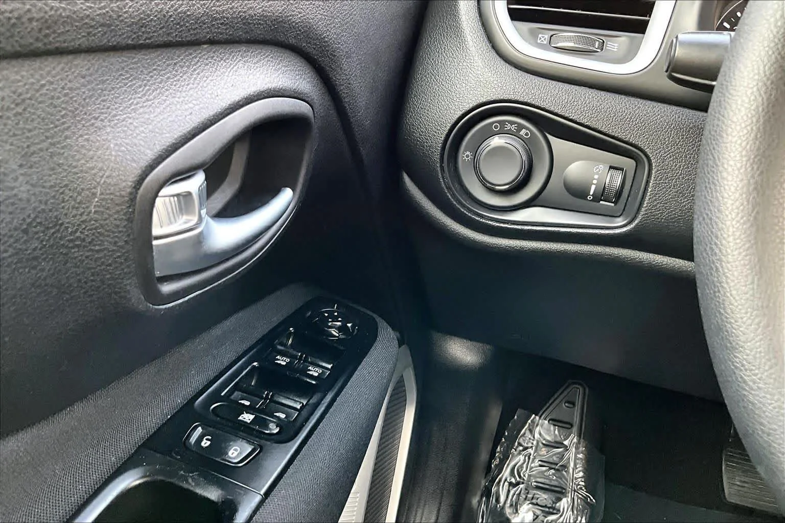Used 2020 Granite Crystal Metallic Clearcoat Jeep Sport image 32