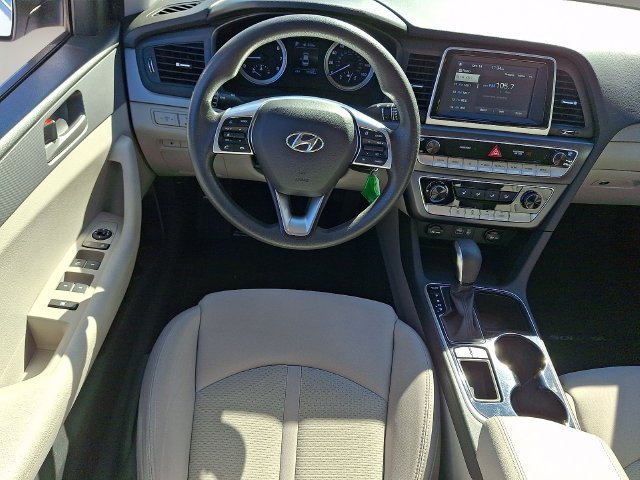 Used 2018 White Hyundai SE image 11