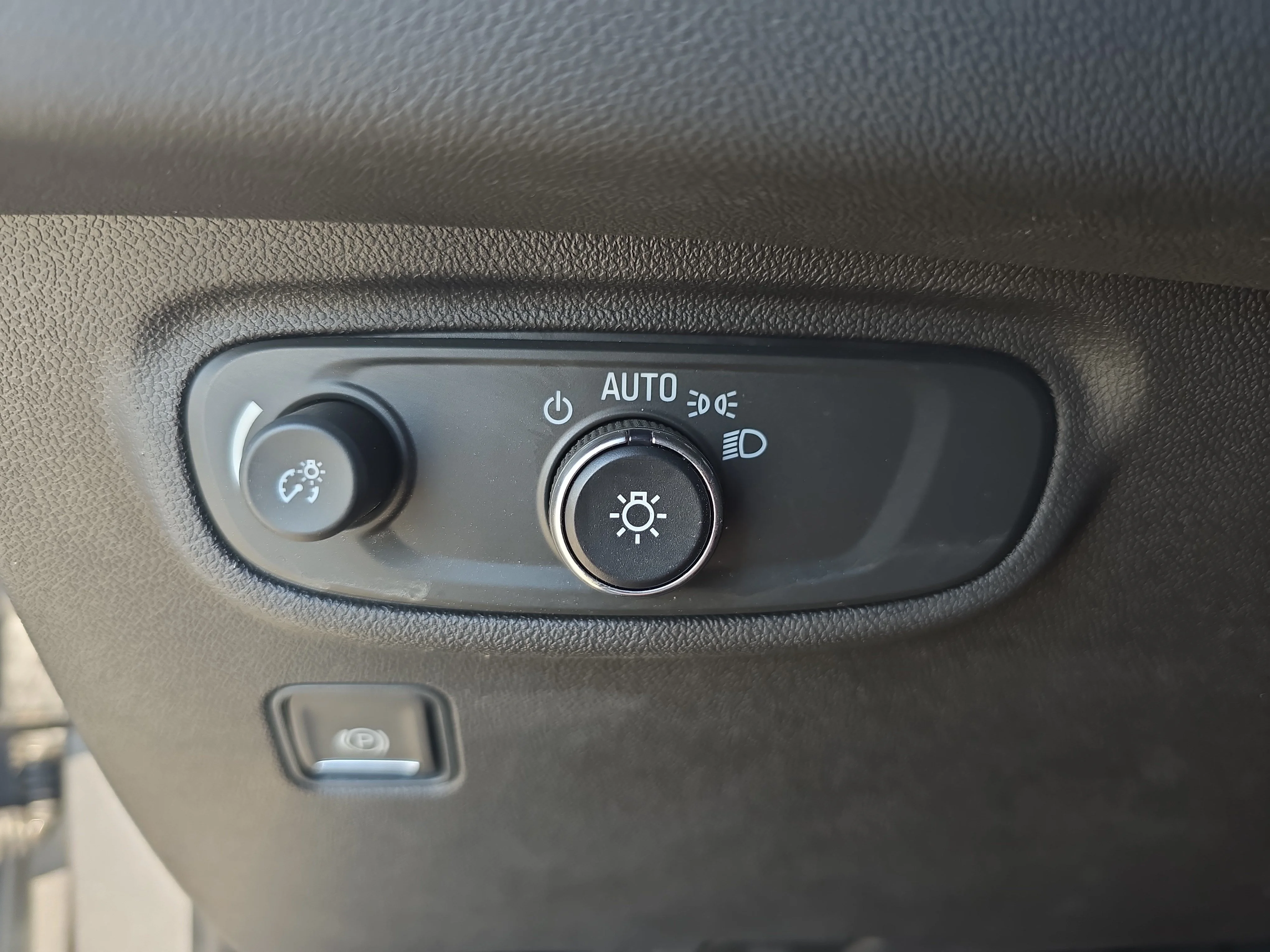 Used 2023 Sterling Metallic GMC SLE image 24
