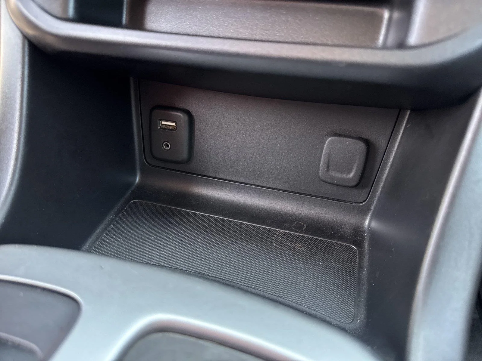 Used 2018 SILVER ICE METALLIC Chevrolet 2WD LT image 27