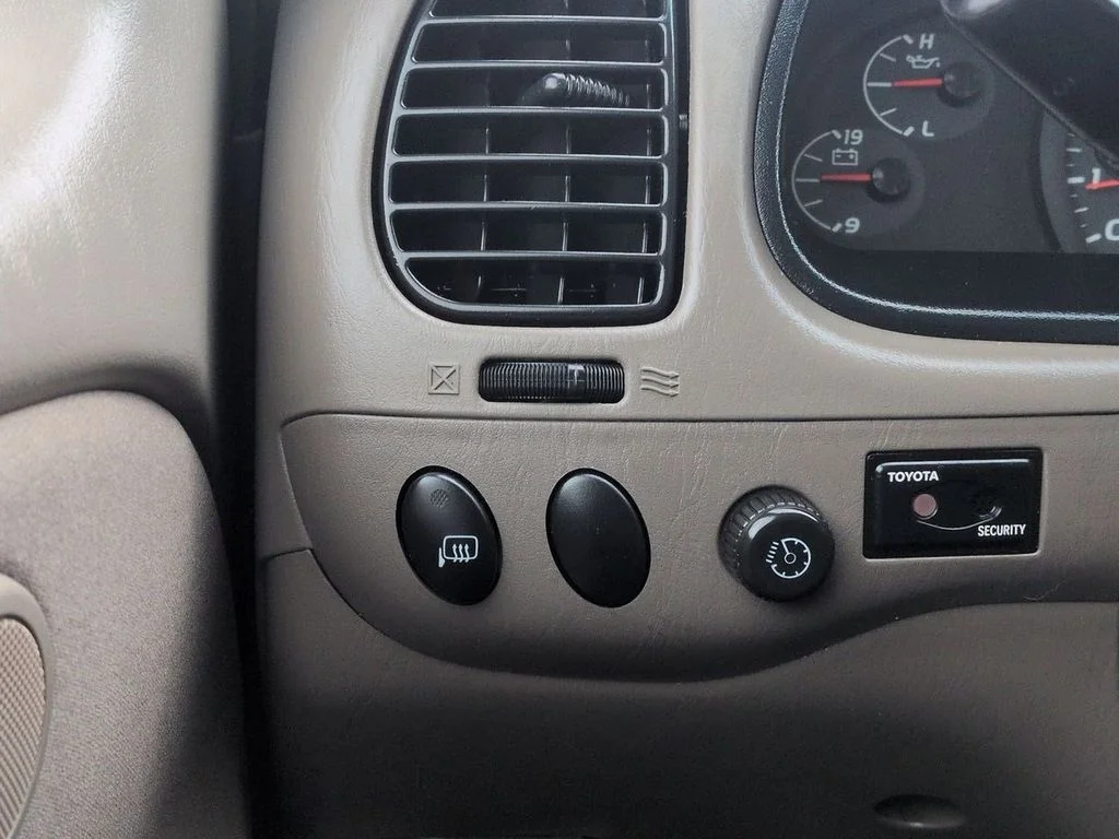 Used 2006 Natural White Toyota SR5 image 18