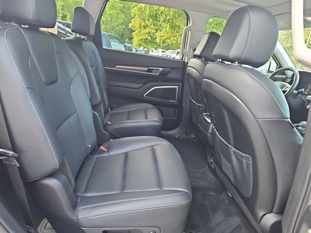 Used 2022 White Kia S image 11