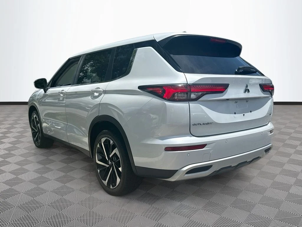 Used 2022  Mitsubishi  image 8
