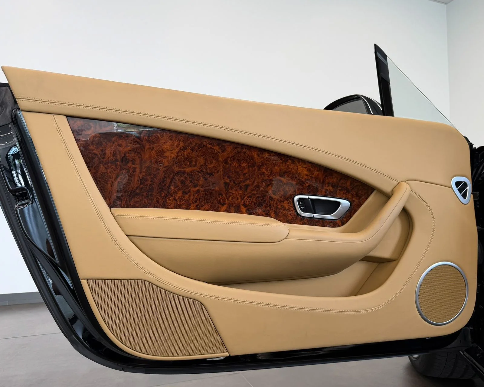 Used 2014 Black Bentley Base image 13