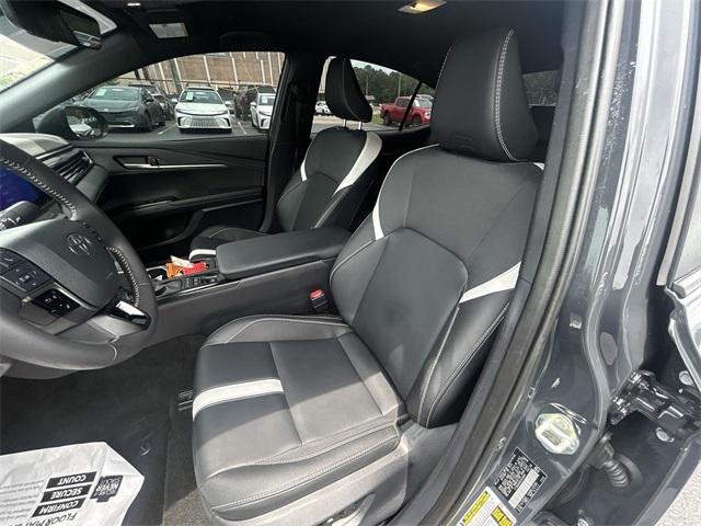 2025 Toyota Camry SE - Photo 12