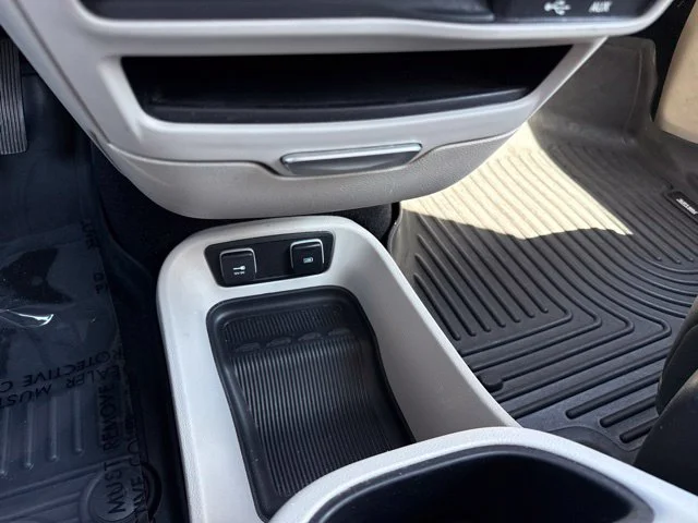 Used 2020 Silver Chrysler Limited image 23
