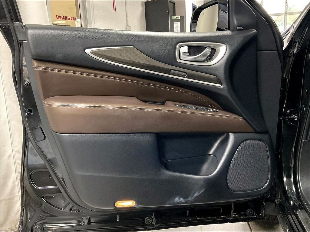 Used 2019 Black INFINITI LUXE image 9