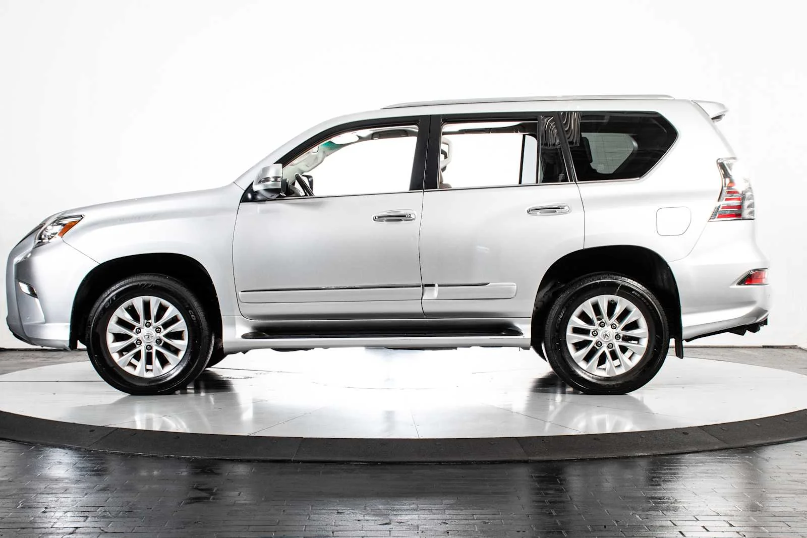 Used 2018 Silver Lining Metallic Lexus Premium image 2