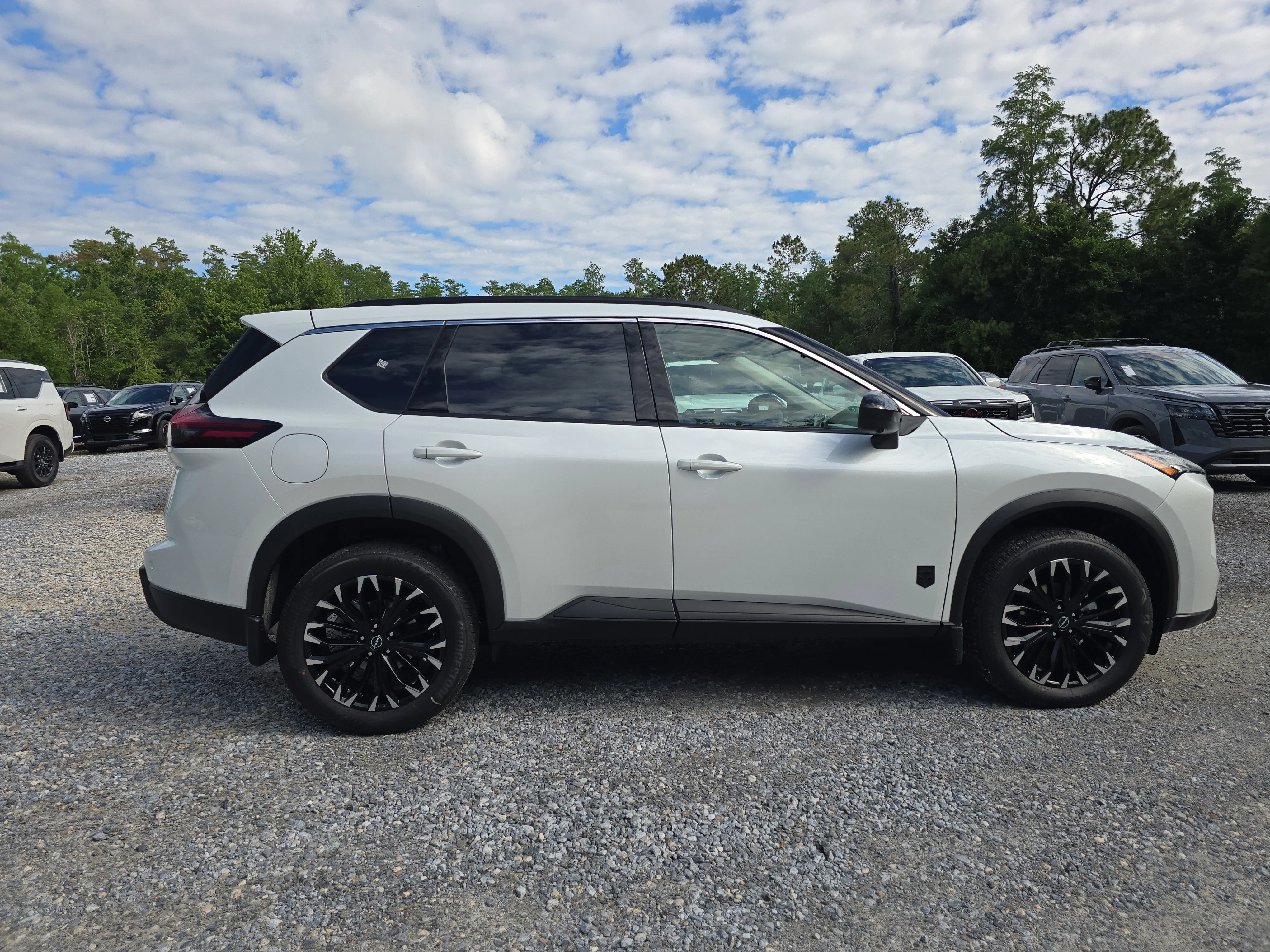 New 2026 Everest White Pearl TriCoat Nissan Dark Armor™ image 9