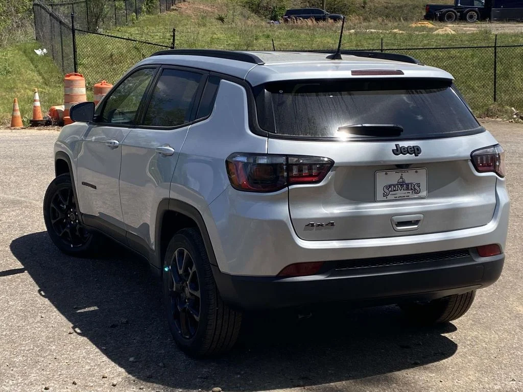 New 2026 Silver Zynith Metallic Clearcoat Jeep Latitude Altitude image 34