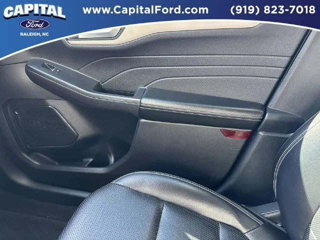 Used 2022 Red Ford SEL image 28