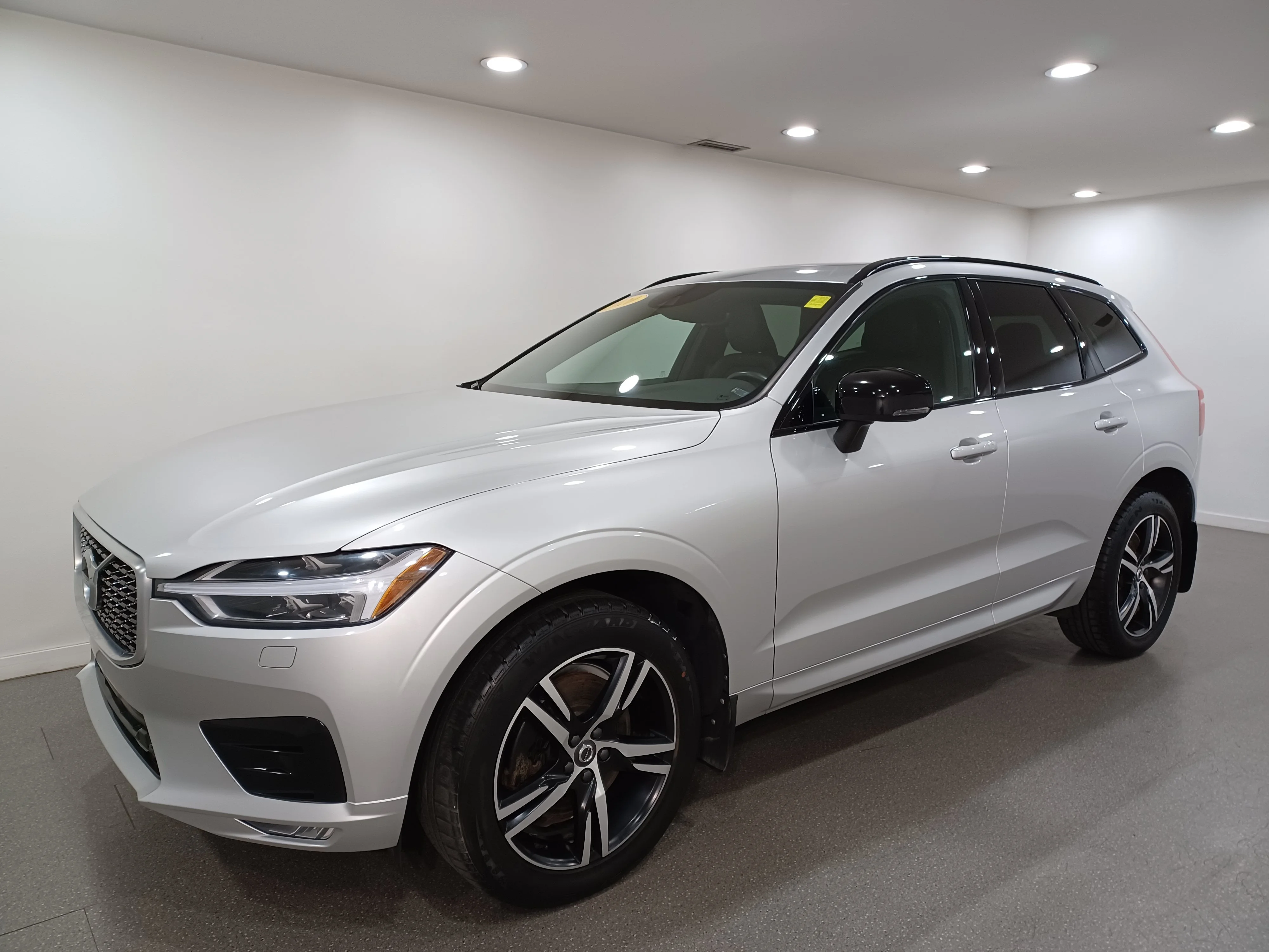 Certified Used 2020 Silver Volvo T6 R-Design AWD*Adaptive Cruise | Nav | Pano Roof | Htd Leather | Lane Keep Assist | Park Assist image 2