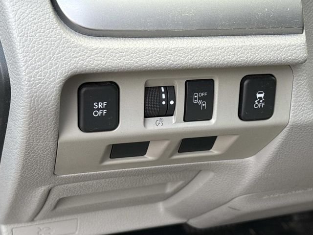 Used 2018 Silver Subaru 2.5i Premium image 28