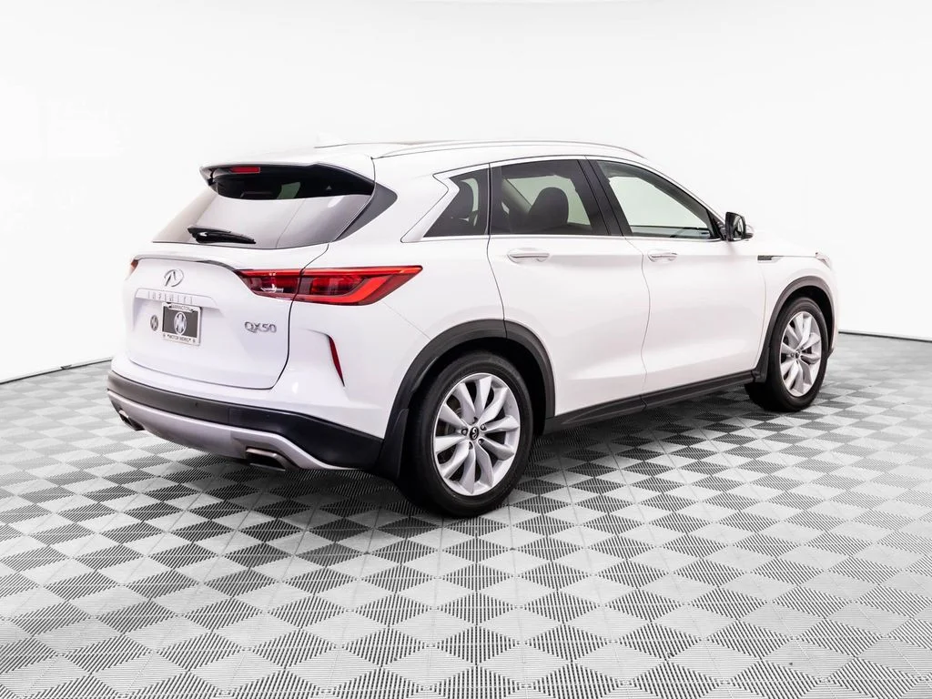 Used 2019 White INFINITI ESSENTIAL image 5