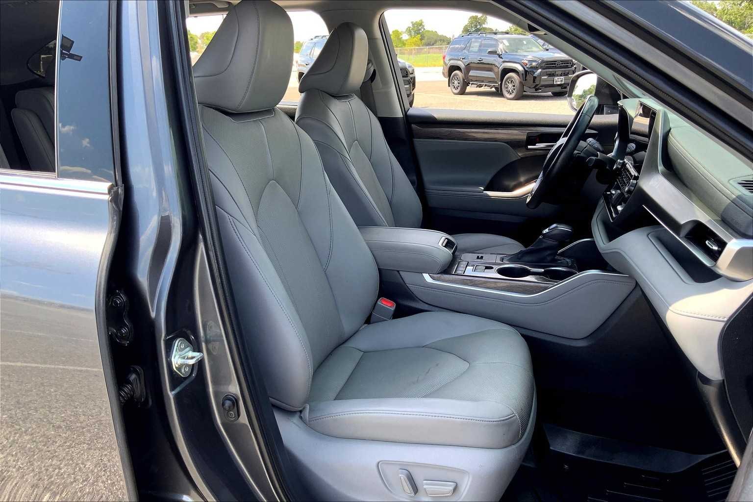 Used 2020 Magnetic Gray Metallic Toyota Limited image 9