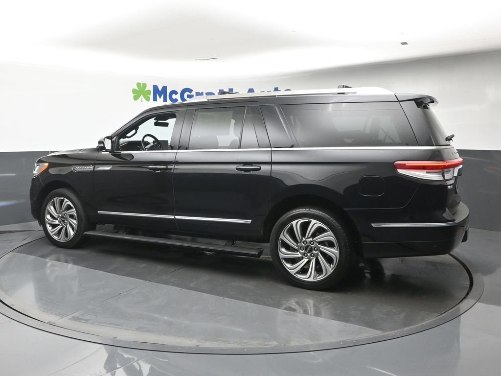 Used 2023 Black Lincoln Reserve image 28