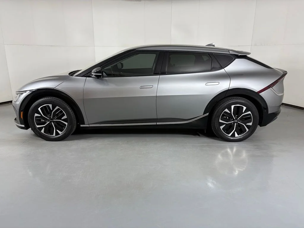 Used 2023 Gray Kia Wind image 5