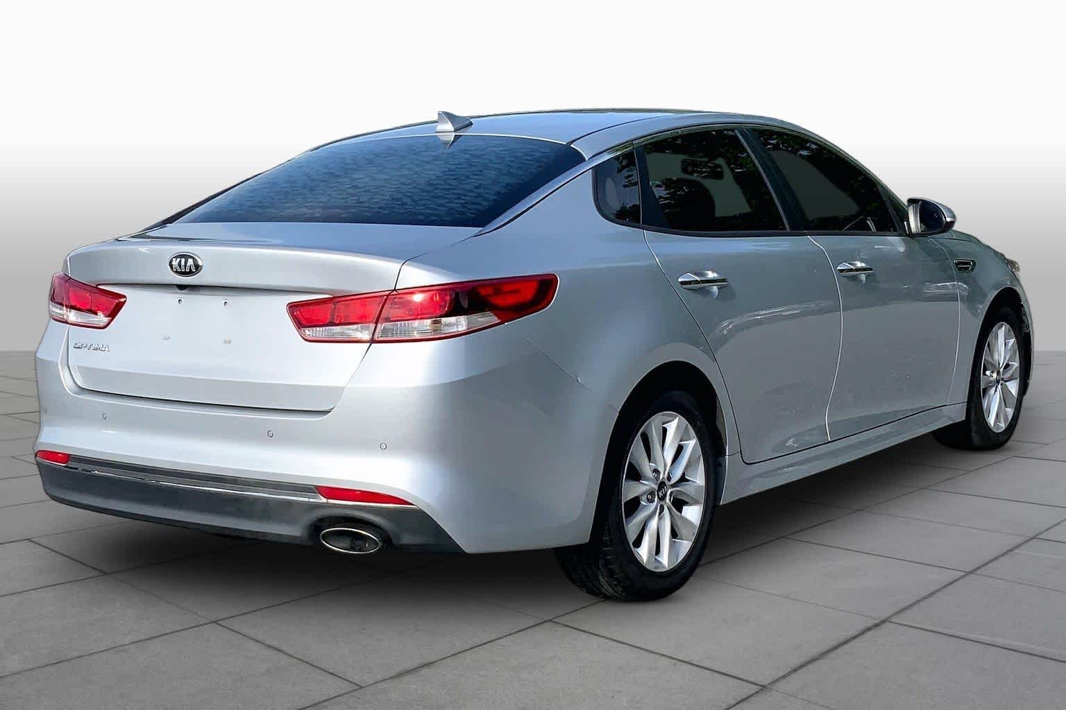 Used 2018 Sparkling Silver Kia LX image 13