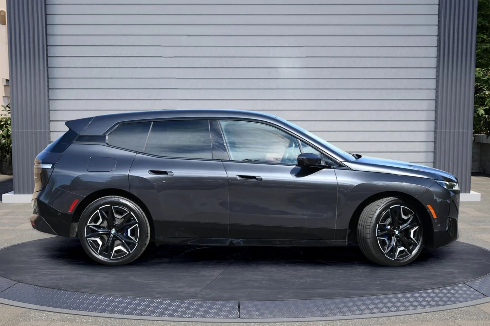 Used 2024 Dark Graphite BMW xDrive50 image 3