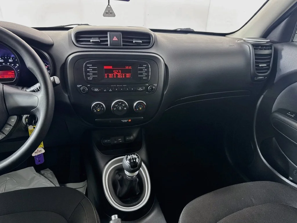 Used 2016 White Kia Base image 24