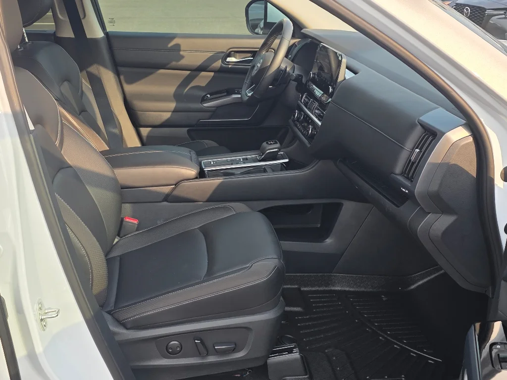Used 2025 White Nissan SL image 22