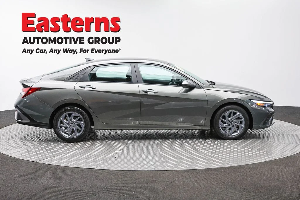 Used 2024 Gray Hyundai SEL image 4