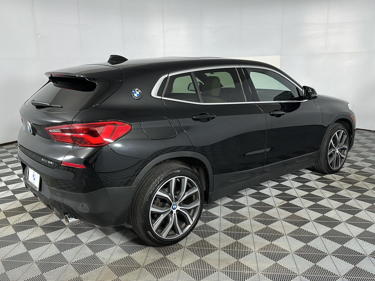 Used 2018 Black Sapphire Metallic BMW xDrive28i image 30