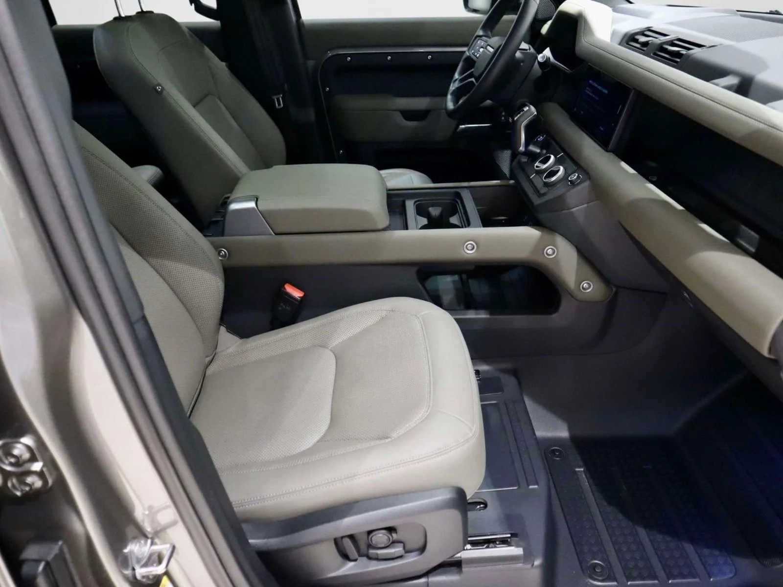 Used 2024 Silicon Silver Premium Metallic Land Rover X-Dynamic SE image 15