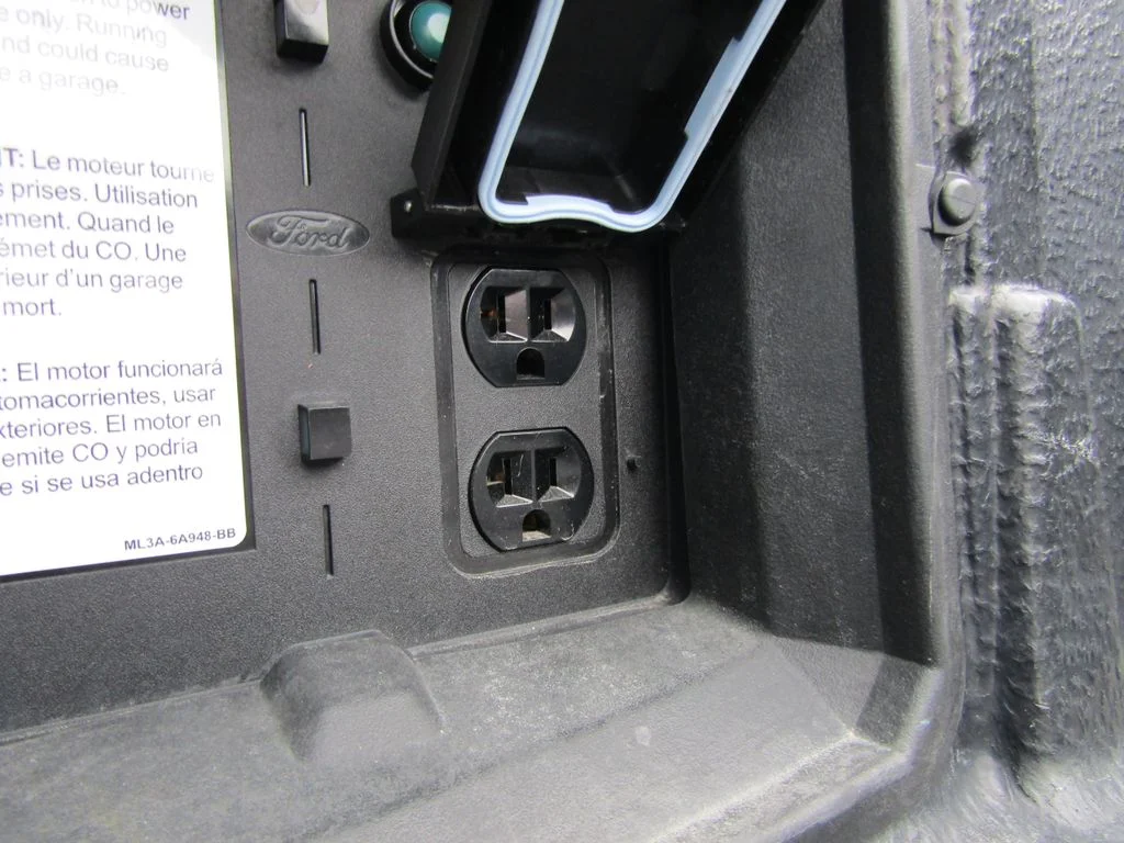 Used 2023 Oxford White Ford XLT image 7