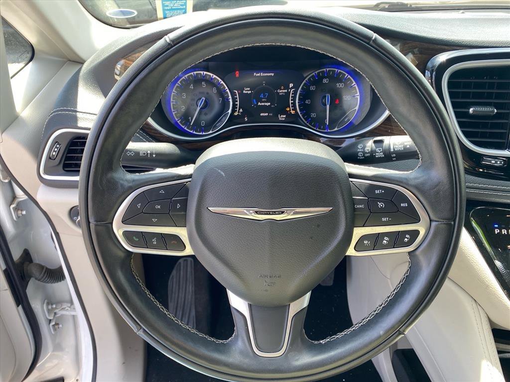 Used 2022 Bright White Clearcoat Chrysler Limited image 10