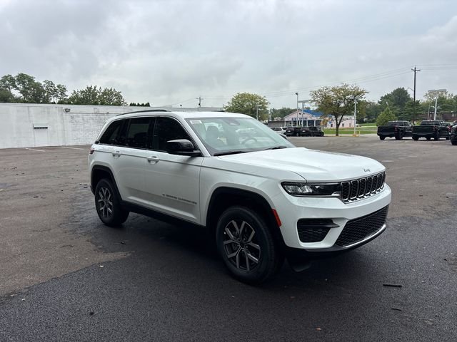 New 2027 Bright White Clear-Coat Paint Jeep Laredo X image 5