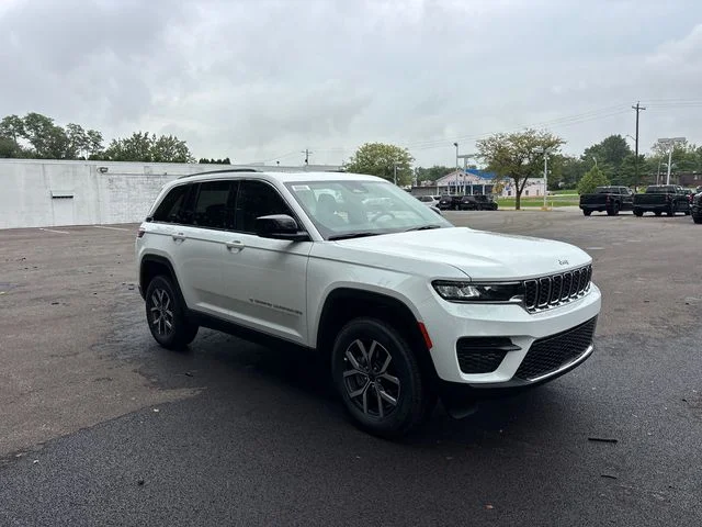 New 2027 White/off-white Jeep Laredo X image 5