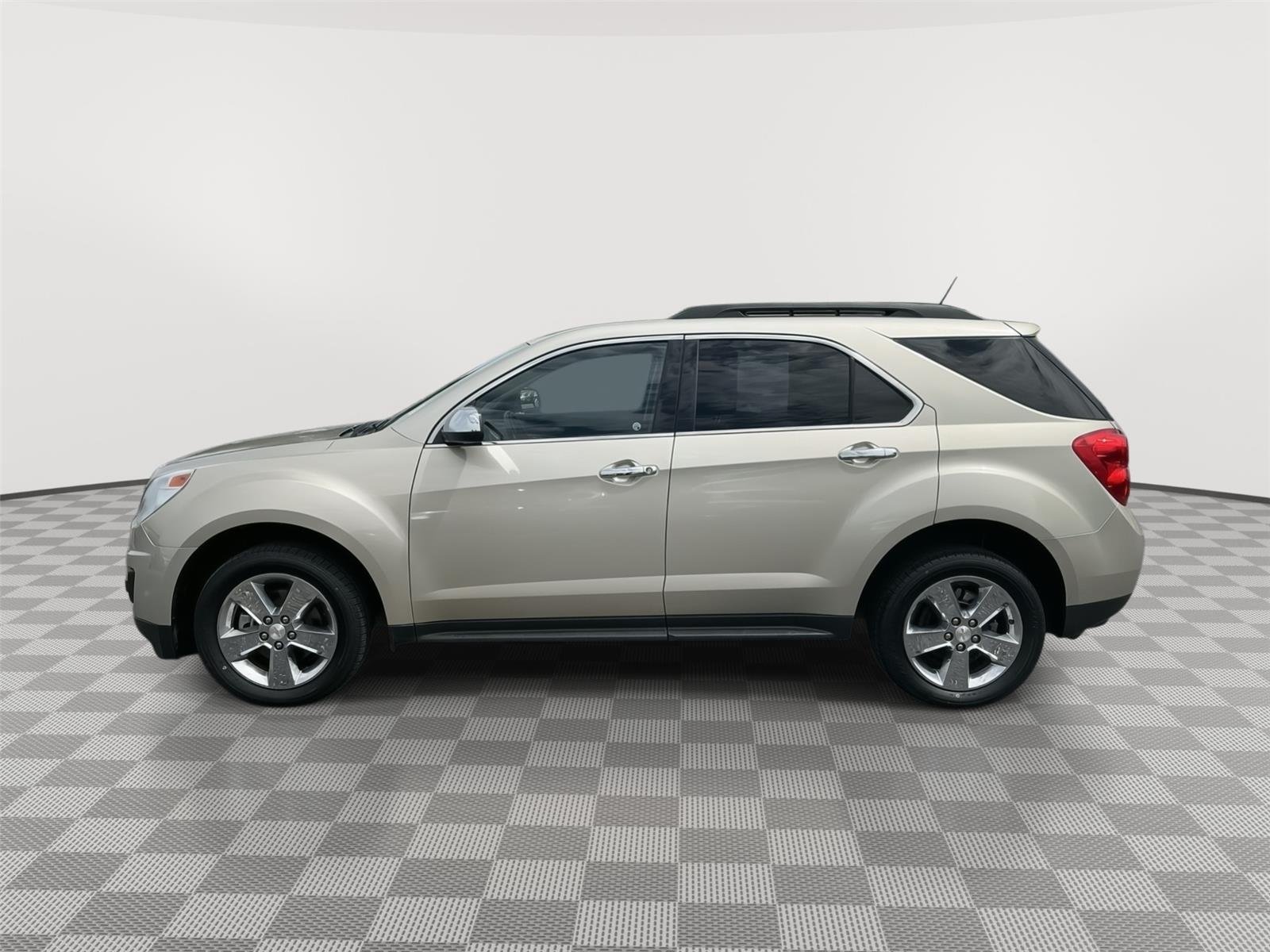 Used 2015 Champagne Silver Metallic Chevrolet LT image 18
