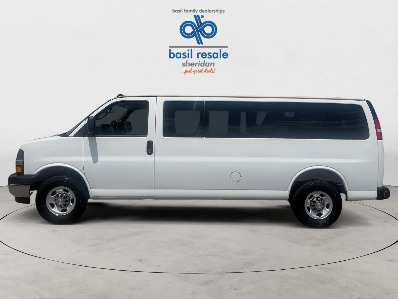 Used 2025 Summit White Chevrolet LT image 3