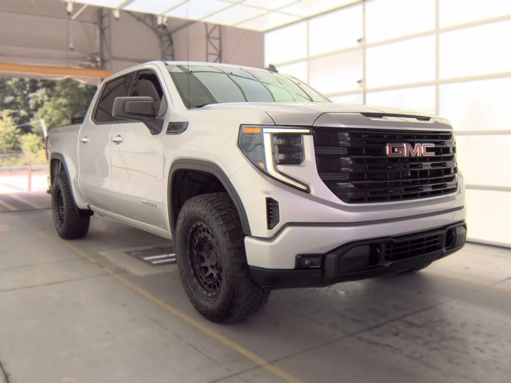Used 2022 Silver GMC Elevation image 3