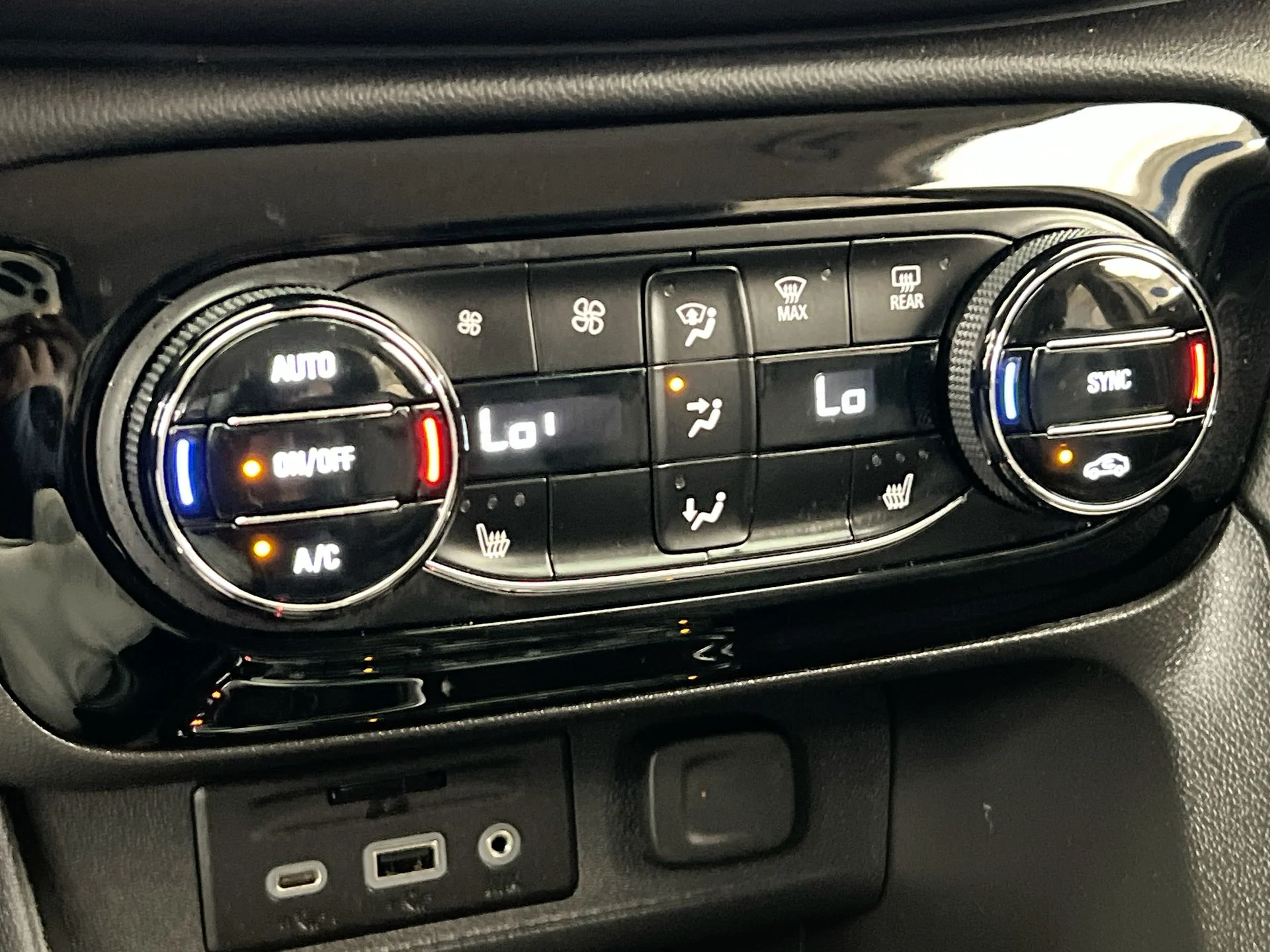 Used 2023 Red Buick Essence image 24