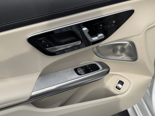 New 2026 MANUFAKTUR Moonlight White Metallic Mercedes-Benz CLE 450 image 9